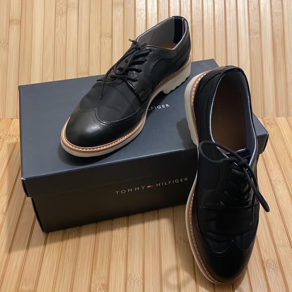 Tommy Hilfiger black leather wing tip flats/shoes, size 7.5 - Picture 2 of 4